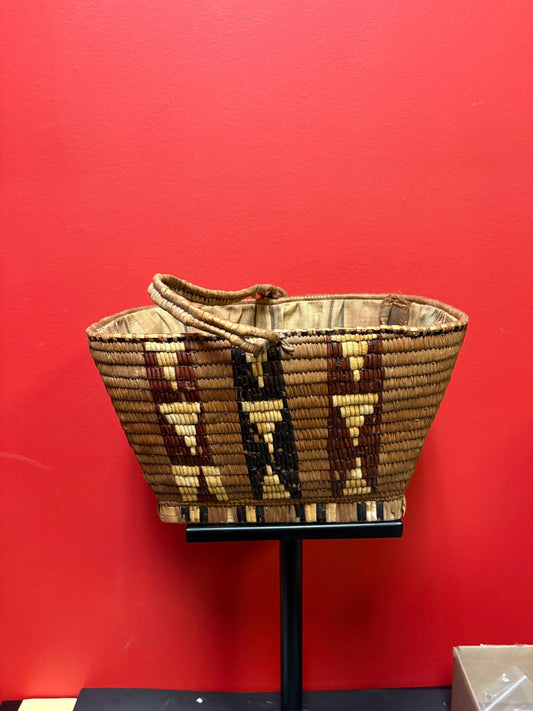 Amazing antique 11 x 9 x 7 high coast Salish indigenous first nations basket in great condition with original lining wow