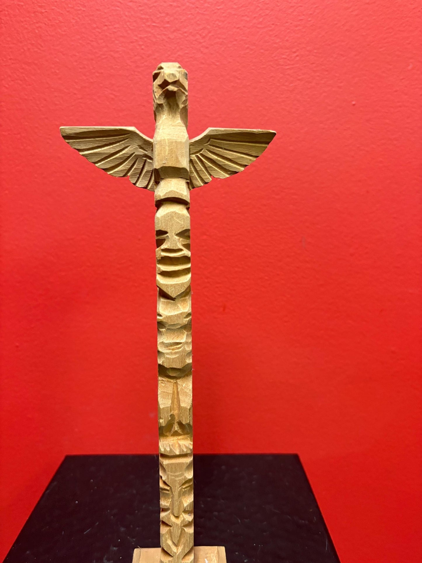 Lovely 11 x 4 primitive style Canadian cedar totem pole   great value and perfect gift indigenous first nations