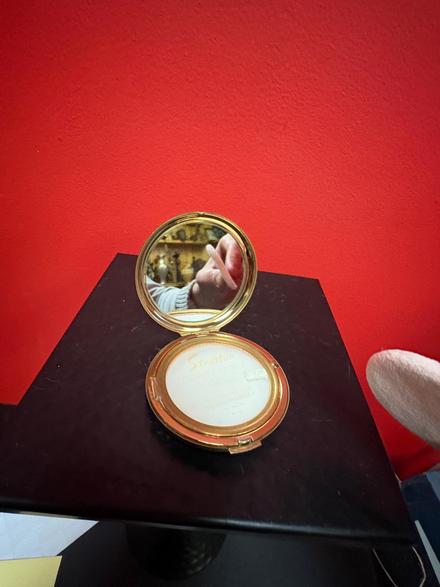 Lovely vintage  STRATTON compact in good condition with London, England scene  3 inch