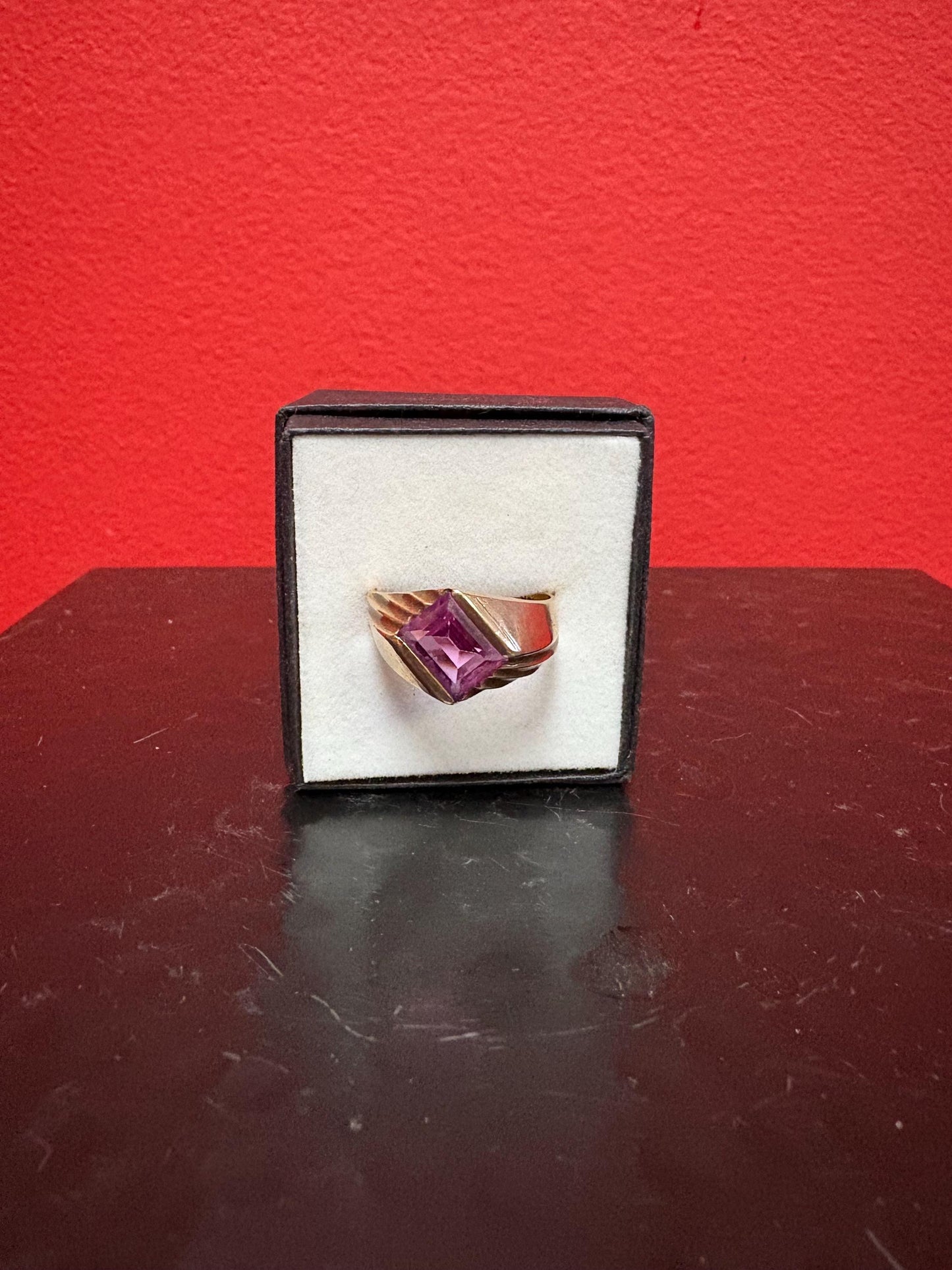 Beautiful 14 K gold and amethyst ring in a fabulous setting   size 7 - B
