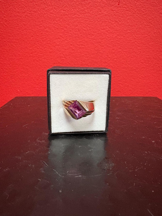 Beautiful 14 K gold and amethyst ring in a fabulous setting   size 7 - B