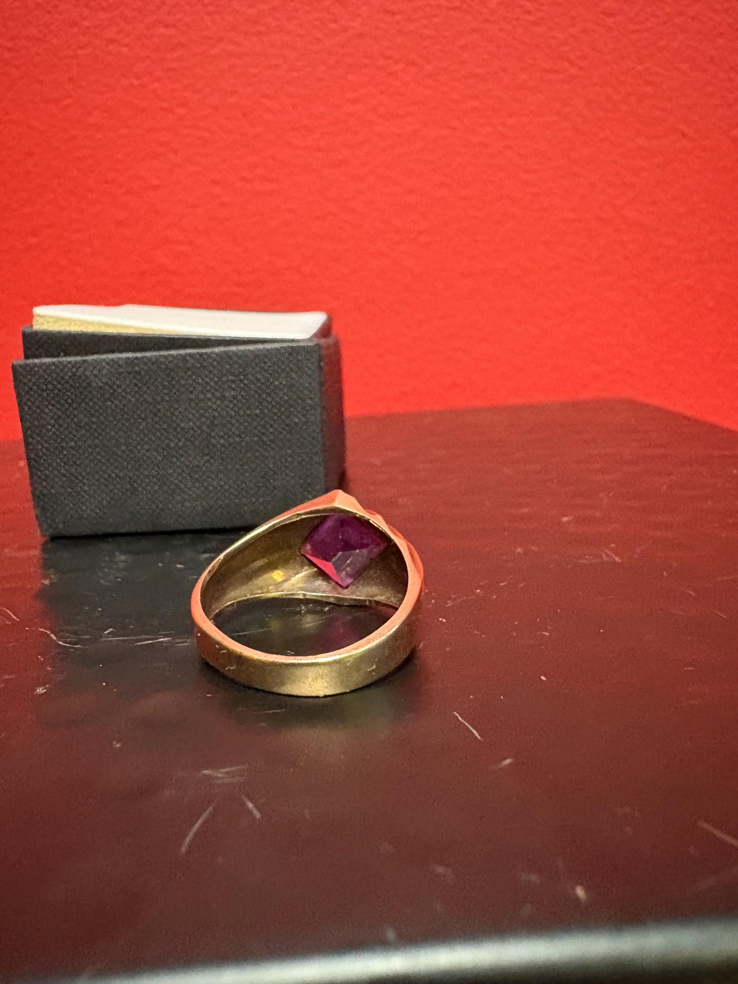 Beautiful 14 K gold and amethyst ring in a fabulous setting   size 7 - B