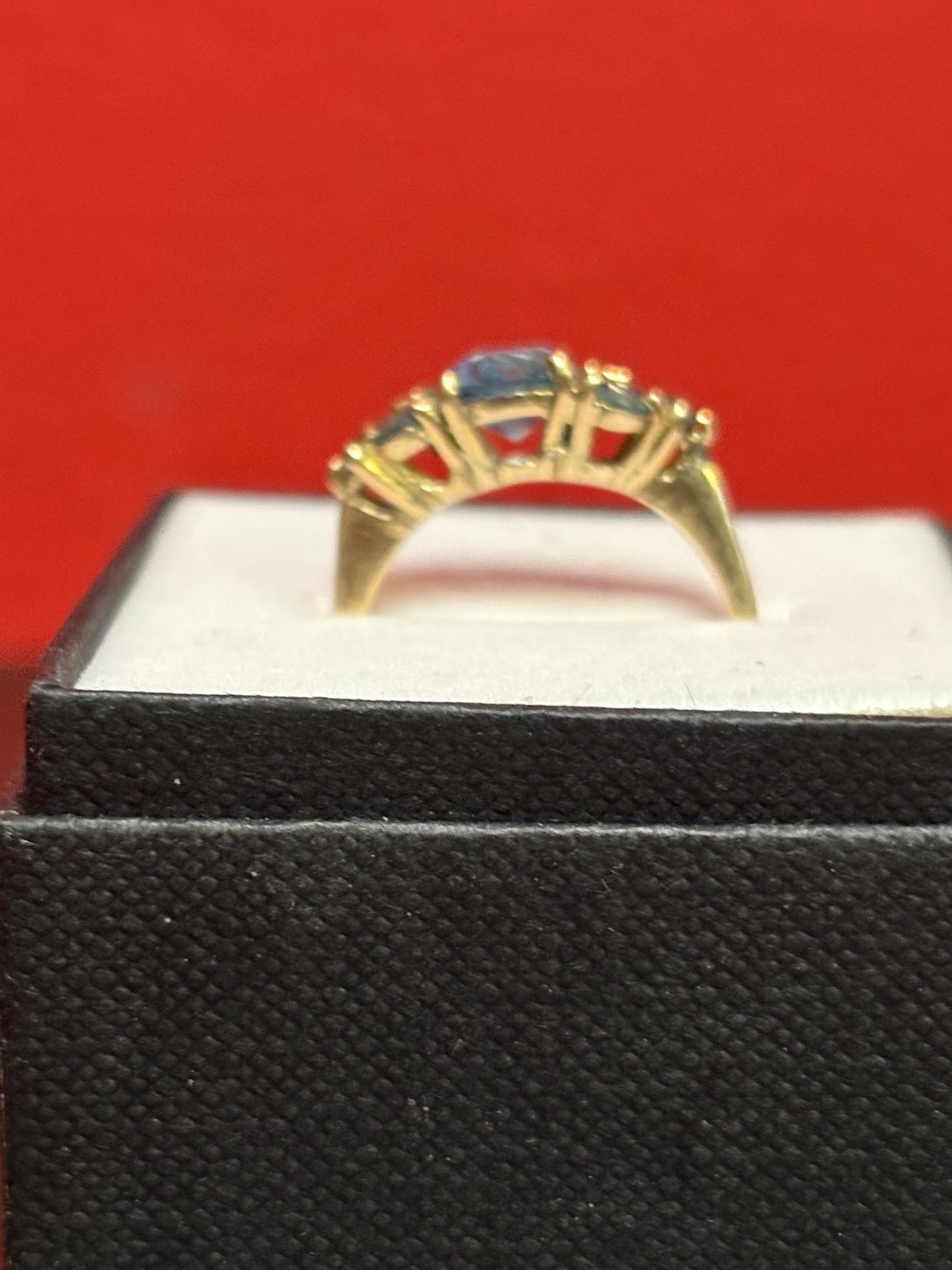 Beautiful 9K gold ring with seven stones  elegant and beautiful - size 6.5 - B -