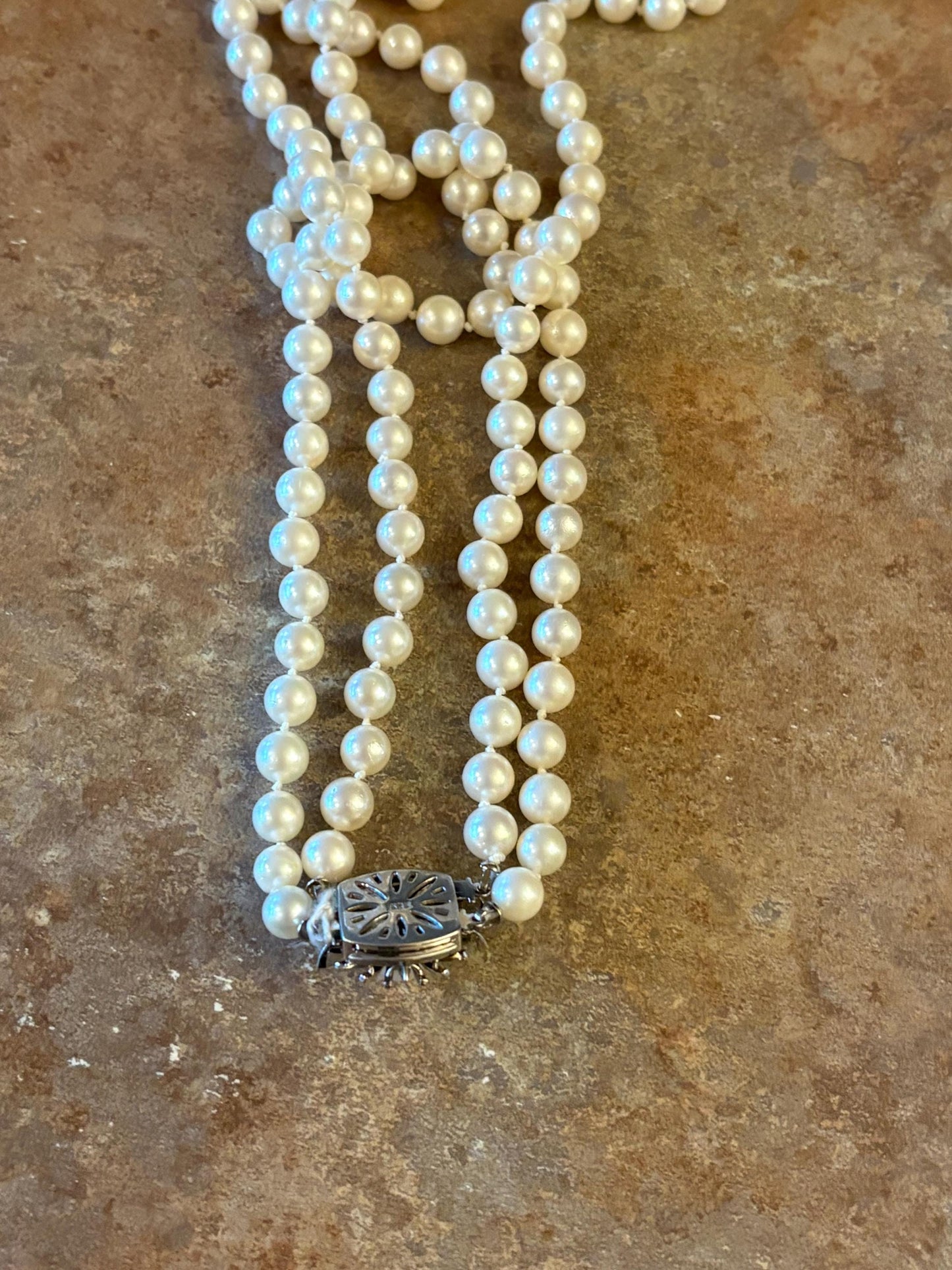 Stunning antique double strand of very good quality antique pearls with a 14k  white gold clasp  authentic high-quality  wow - B