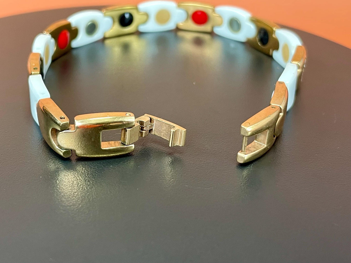 A Lovely Vintage Gold-tone and White bracelet  Stunning quality great gift and condition -B