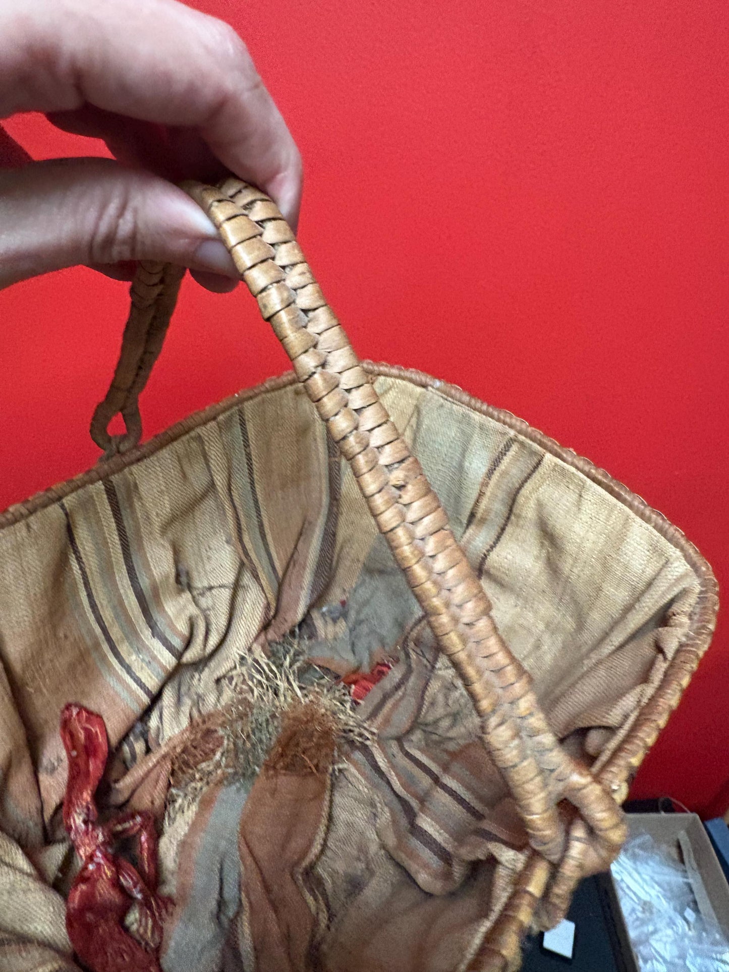 Amazing antique 11 x 9 x 7 high coast Salish indigenous first nations basket in great condition with original lining wow