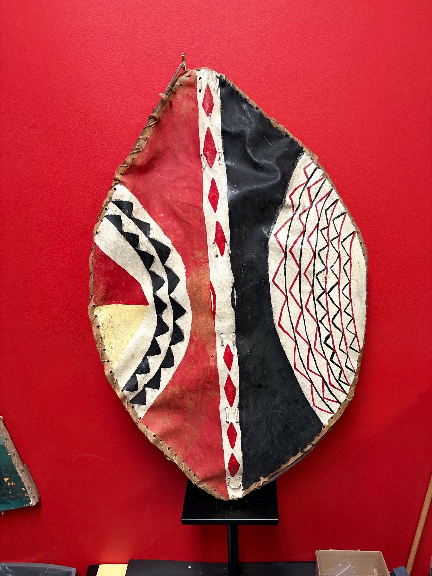 Beautiful authentic antique 32 x 19“ wide African painted warrior shield  great decoration and not perfect condition. See photos.