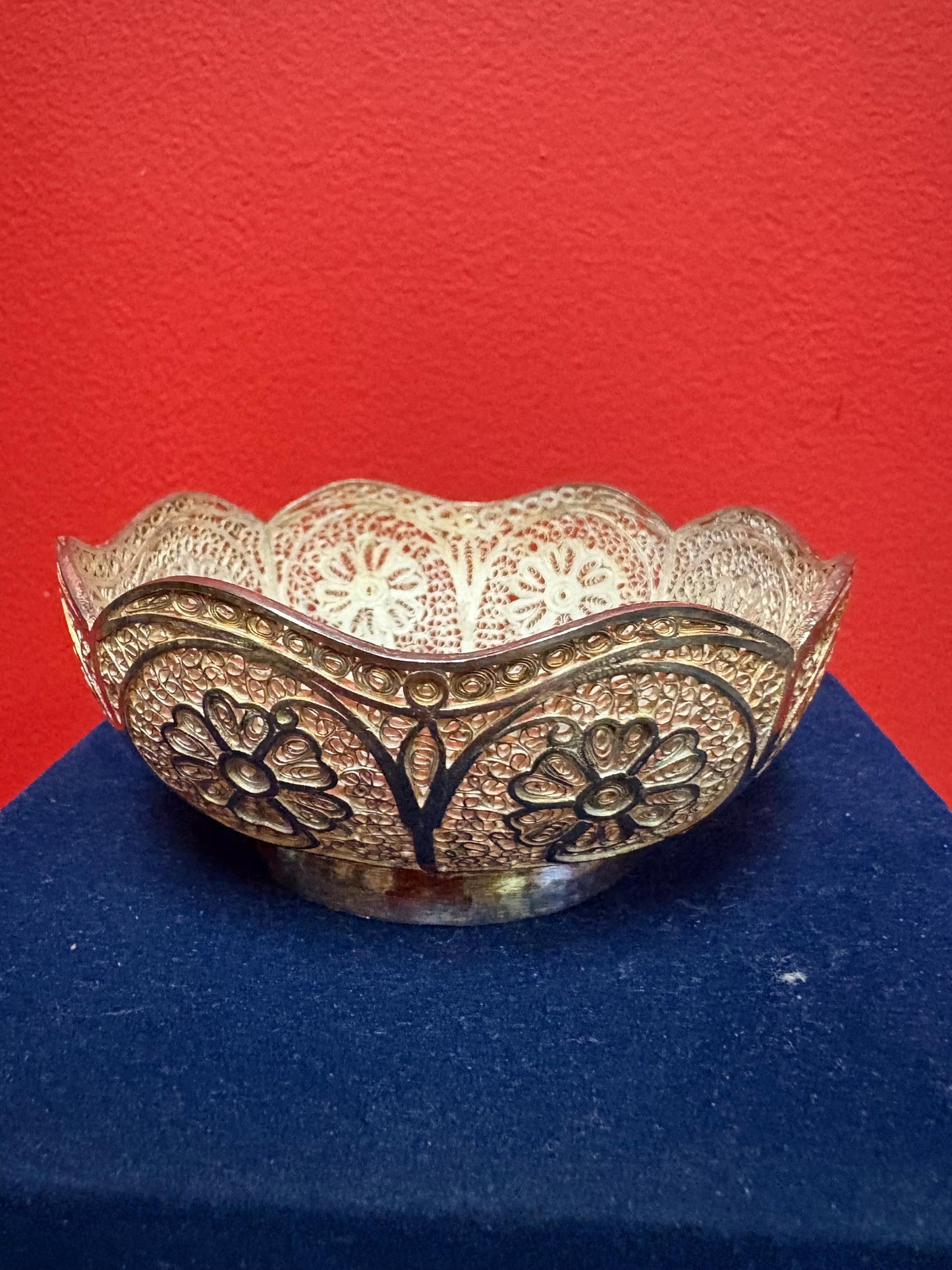 Stunning Chinese silver filigree 4 inch bowl in original box  approximately 120 g  wonderful condition and amazing gift and great value- B