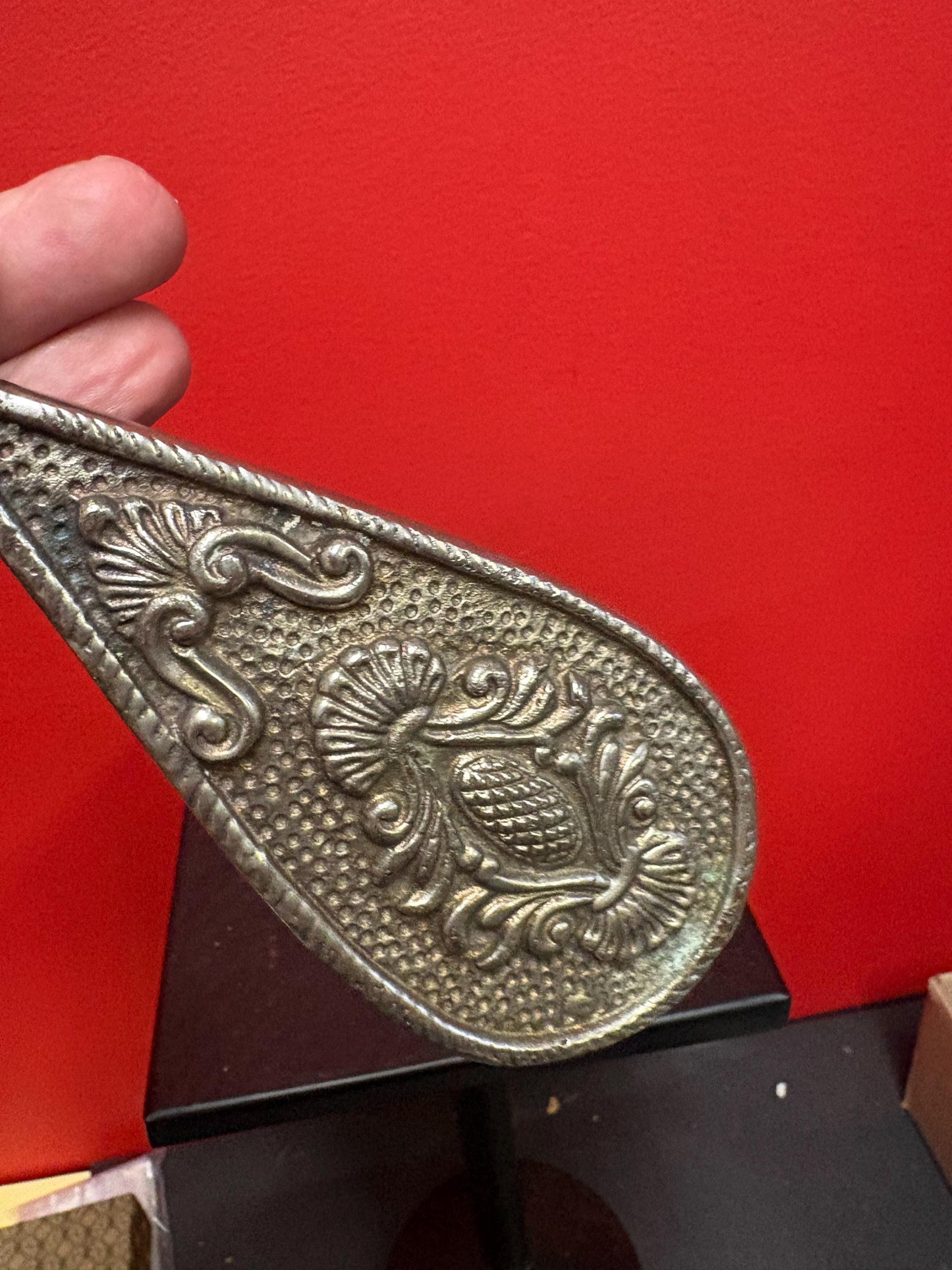 Beautiful vintage 10 x 4“ wide untested silver handled magnifying glass  regal and unique  wow  great gift