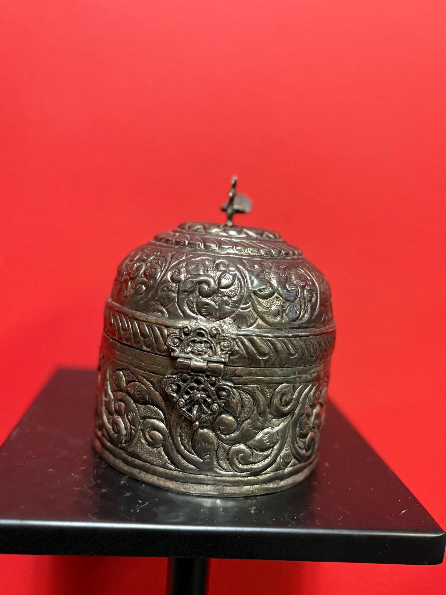 Stunning  .800 silver casket  velvet lined and unmarked  wonderful decoration and perfect gift  wow