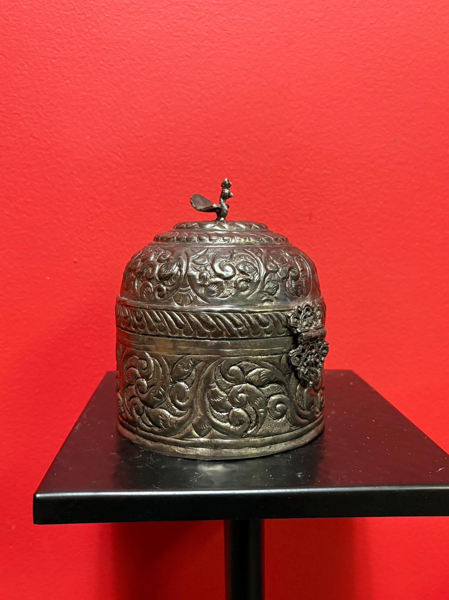 Stunning  .800 silver casket  velvet lined and unmarked  wonderful decoration and perfect gift  wow