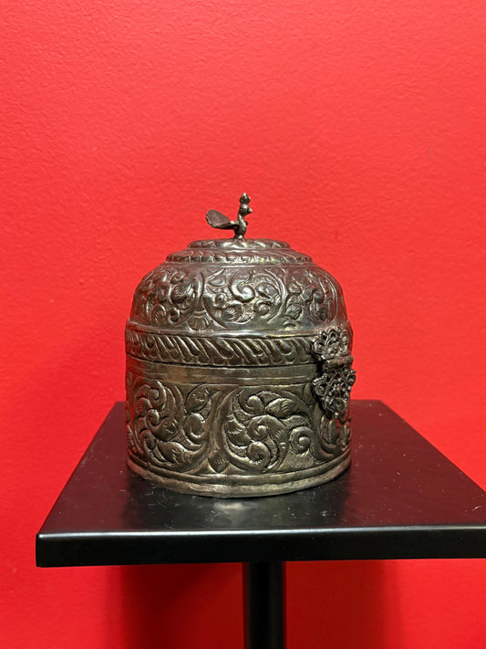 Stunning  .800 silver casket  velvet lined and unmarked  wonderful decoration and perfect gift  wow