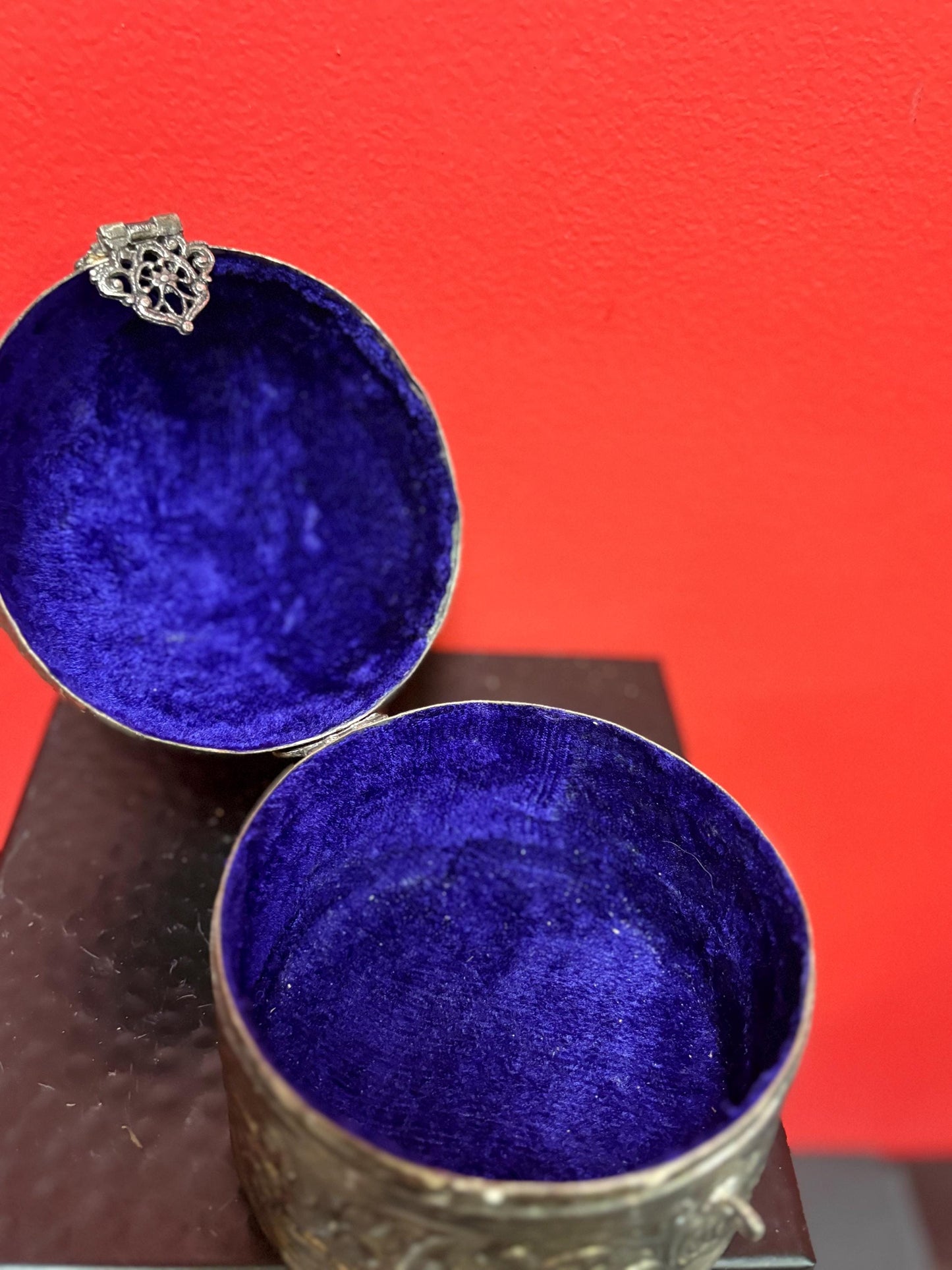 Stunning  .800 silver casket  velvet lined and unmarked  wonderful decoration and perfect gift  wow