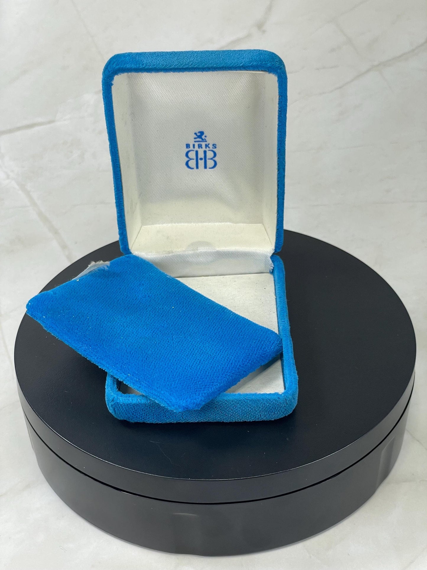 Amazing Canadian Birks 3.25 x 2.5 x 1.25 inch high jewellery box  in great shape  perfect to give something sparkly in wow