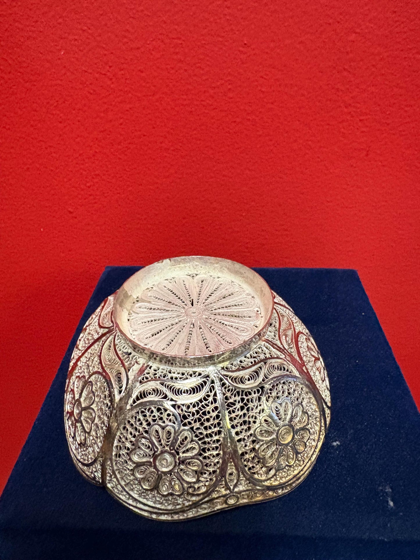 Stunning Chinese silver filigree 4 inch bowl in original box  approximately 120 g  wonderful condition and amazing gift and great value- B