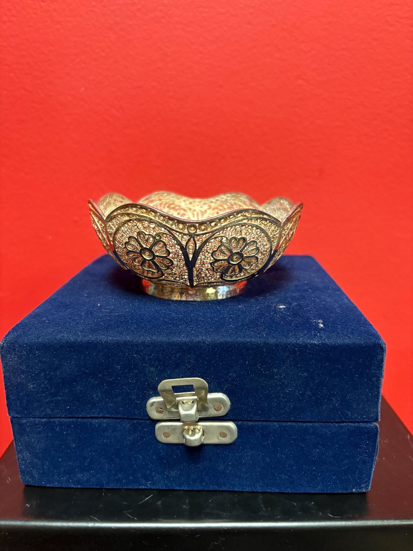 Stunning Chinese silver filigree 4 inch bowl in original box  approximately 120 g  wonderful condition and amazing gift and great value- B