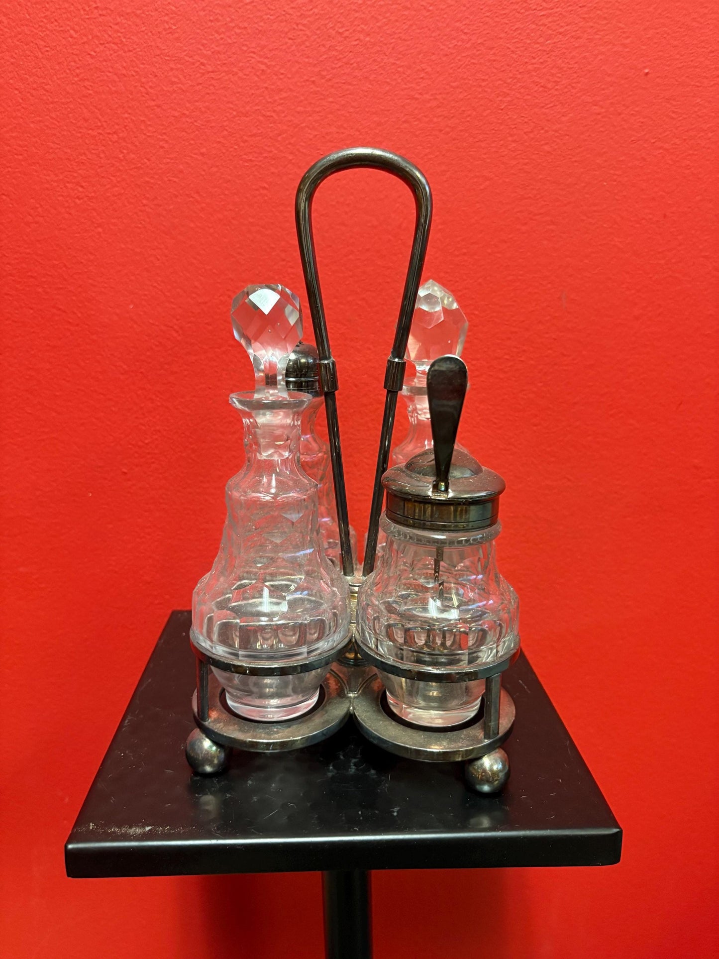 Beautiful English silver plated and crystal cruet set in great condition  wow   great value  perfect gift