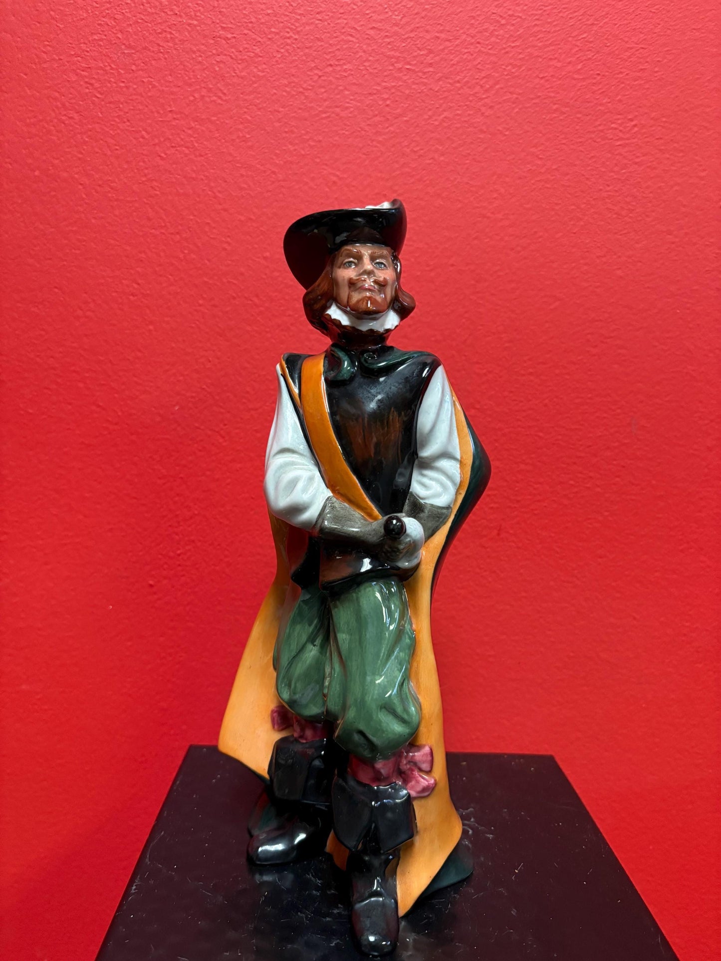 Lovely Royal Doulton Cavalier statue 10 inches tall in perfect condition - HN2718 signed BM 1975  great value
