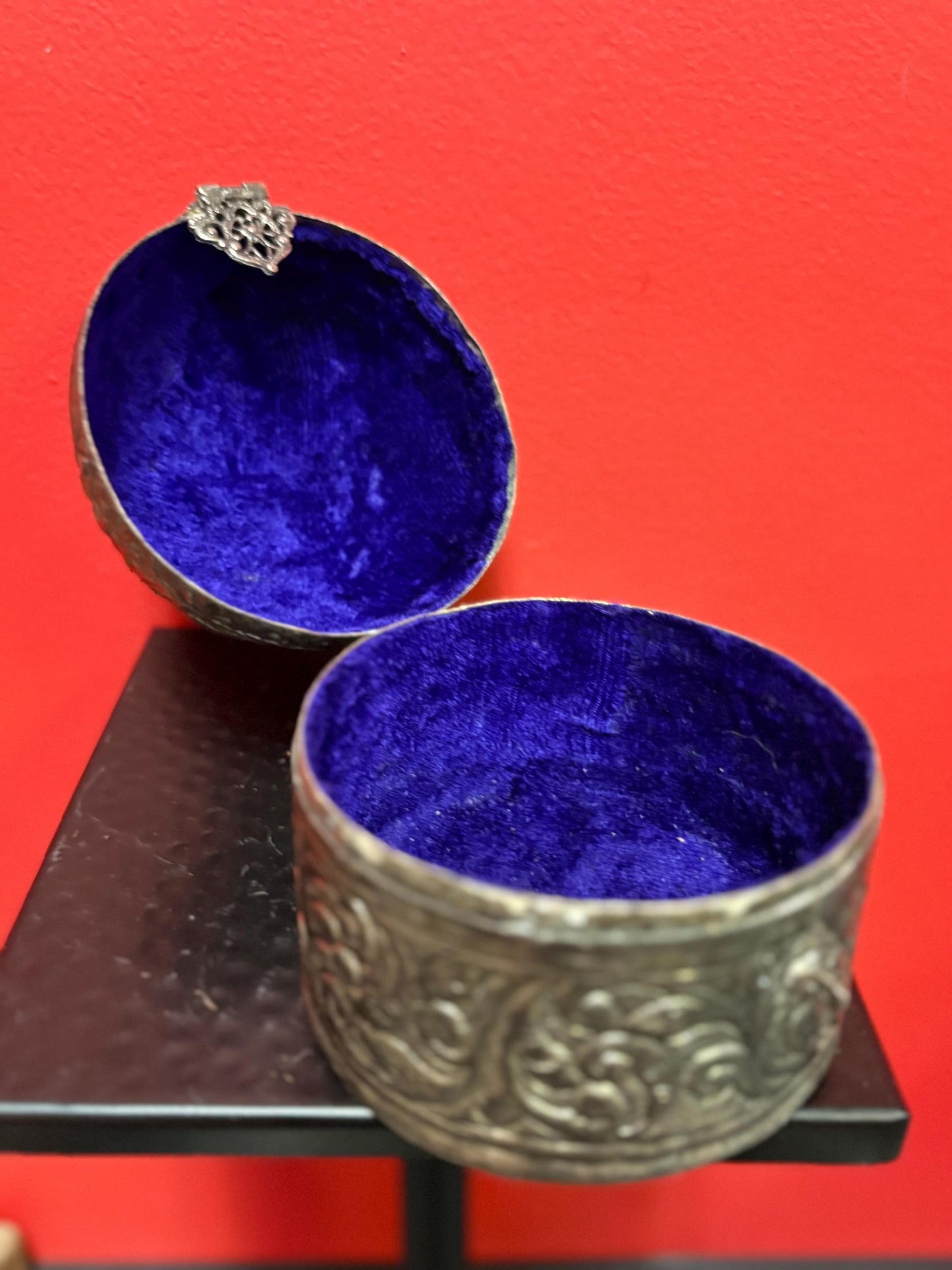 Stunning  .800 silver casket  velvet lined and unmarked  wonderful decoration and perfect gift  wow