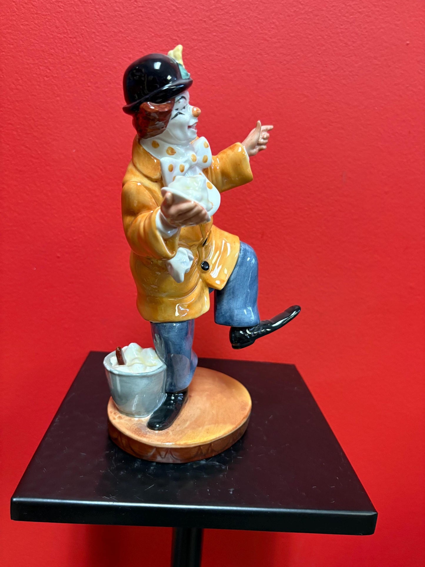 Lovely Royal Doulton the clown HN2890 - 1976 in perfect condition - 9 inches tall great value - B