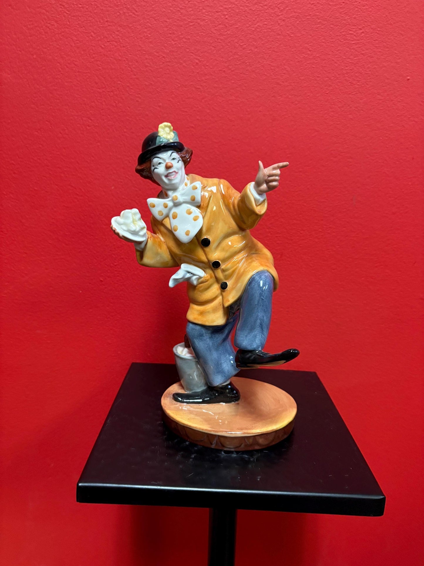 Lovely Royal Doulton the clown HN2890 - 1976 in perfect condition - 9 inches tall great value - B