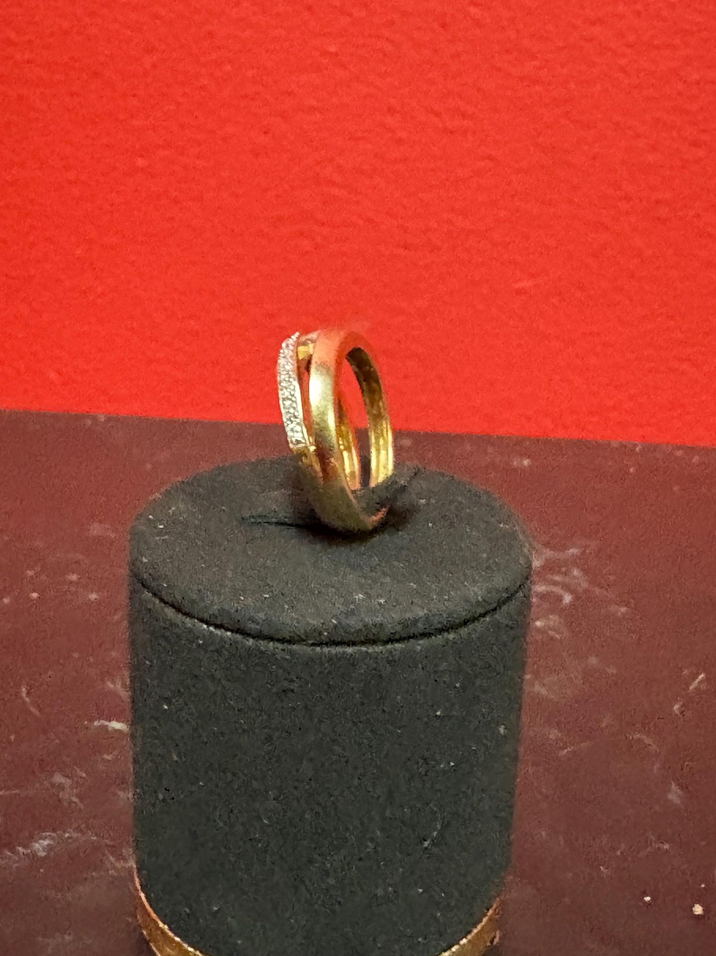 Beautiful 10k gold Diamond Ring  11 diamonds  great condition size 6.25 - B