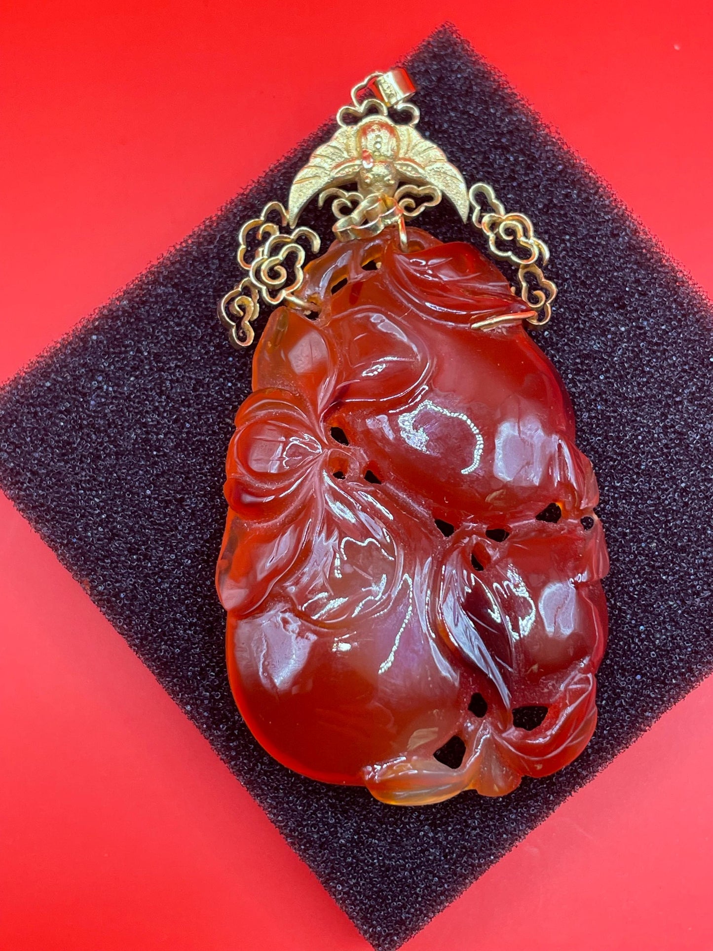 Fabulous 2.75 inch long 14ct gold and carved agate pendant - B