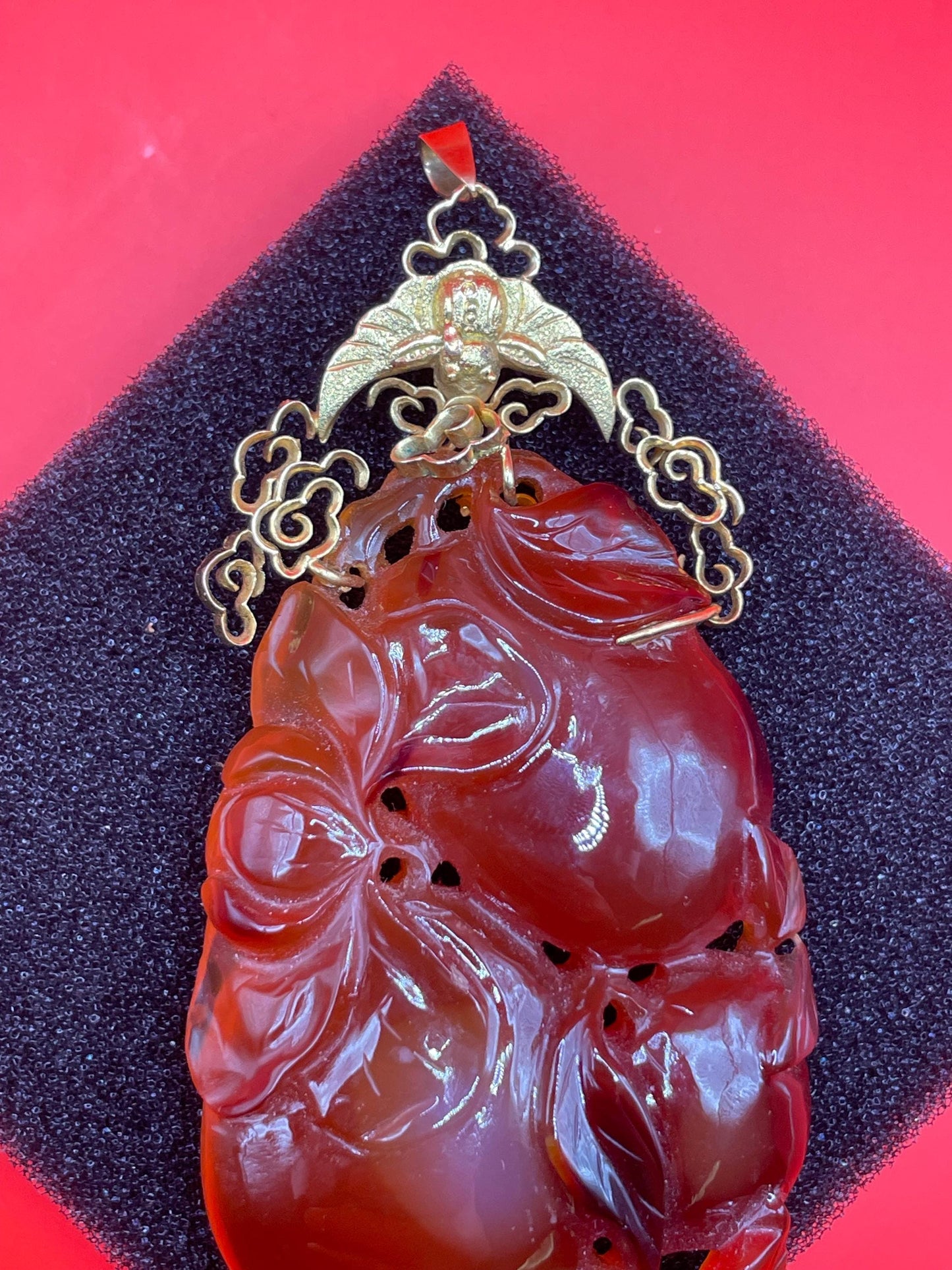 Fabulous 2.75 inch long 14ct gold and carved agate pendant - B