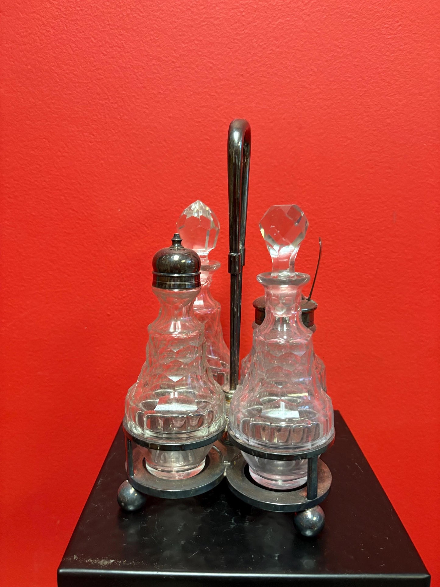 Beautiful English silver plated and crystal cruet set in great condition  wow   great value  perfect gift