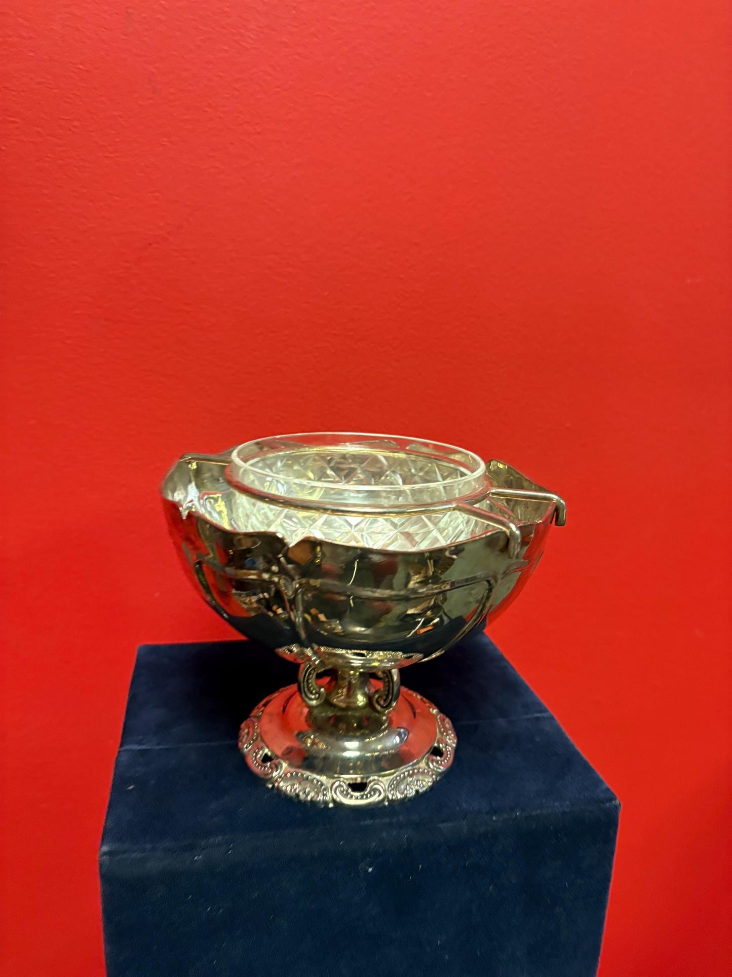 Stunning Wallace American silver plate caviar bowl with original crystal  dish - approximately 6 x 6“  wonderful gift in original box