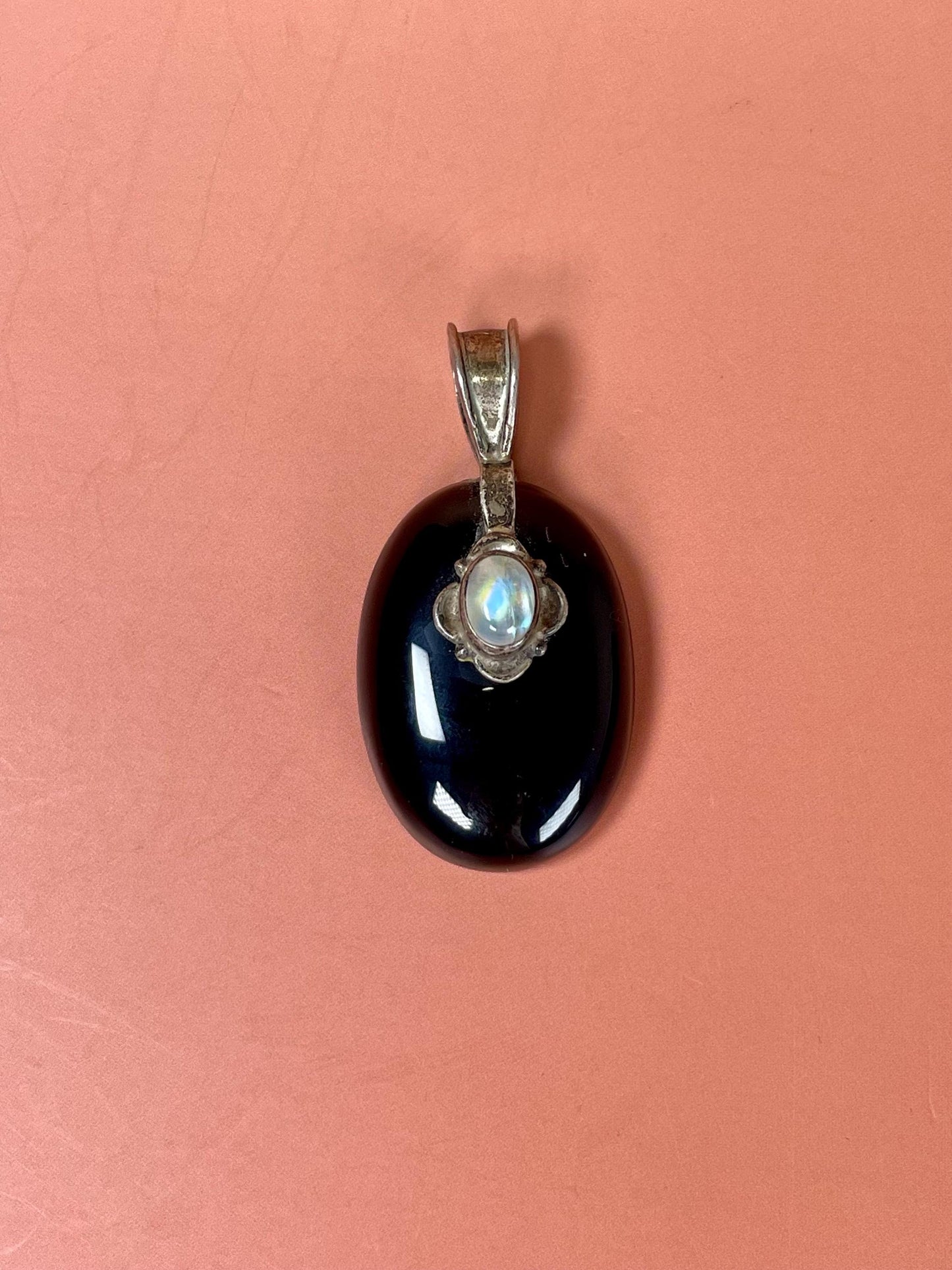 2 inch long glass pendant with opalescent accent lovely condition