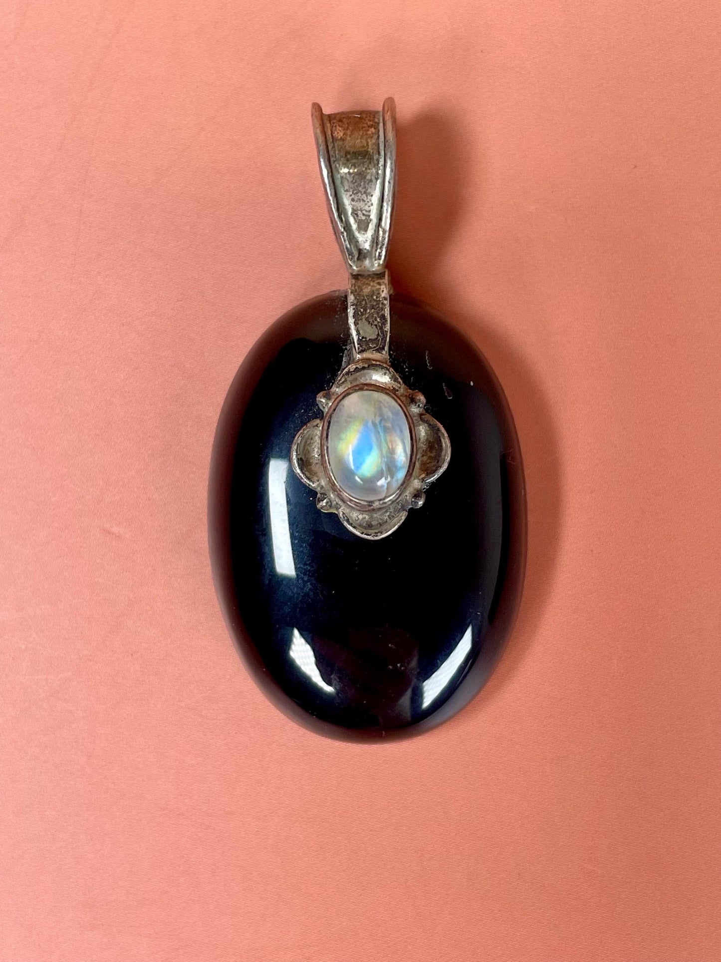 2 inch long glass pendant with opalescent accent lovely condition
