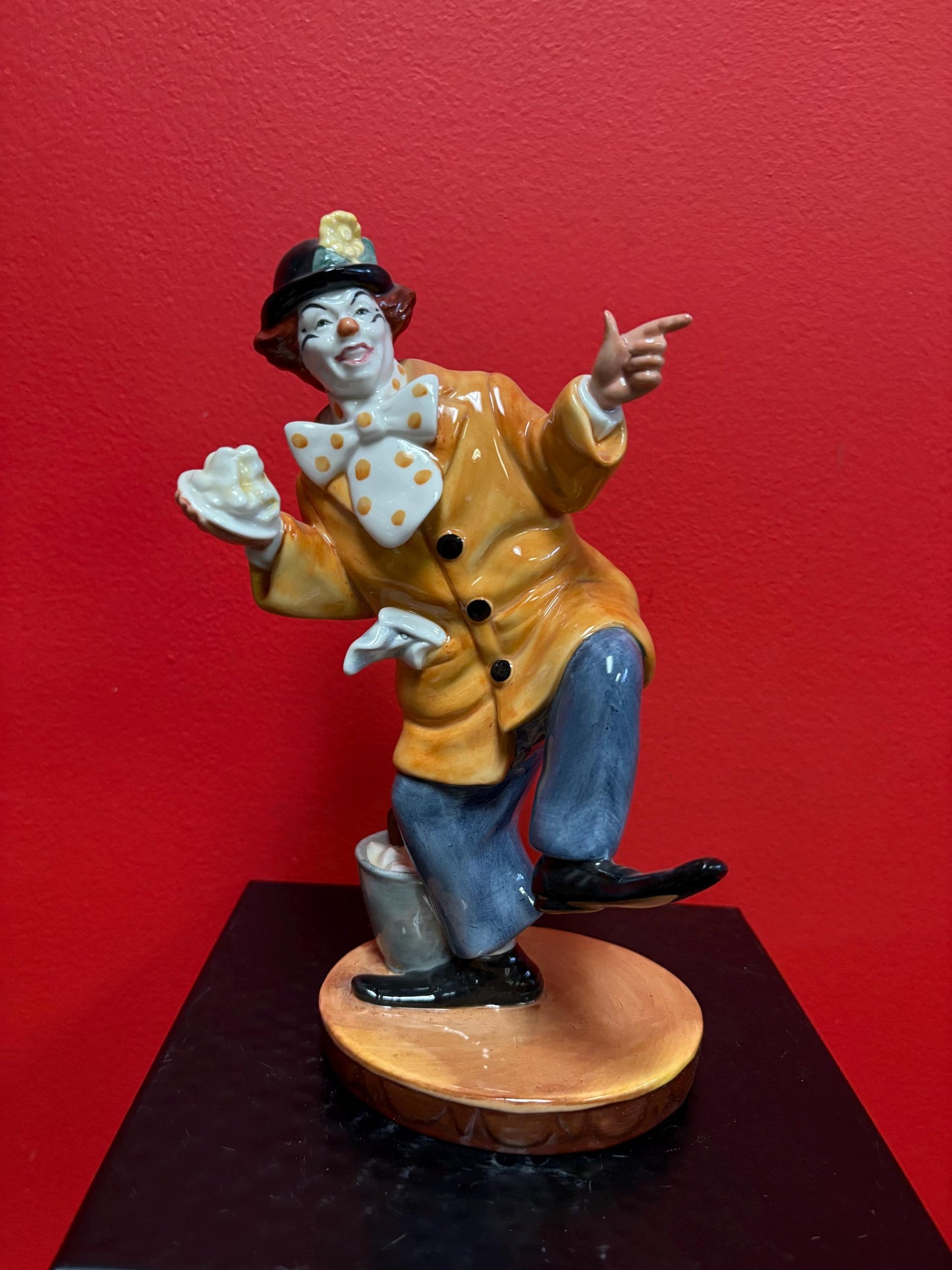Lovely Royal Doulton the clown HN2890 - 1976 in perfect condition - 9 inches tall great value - B