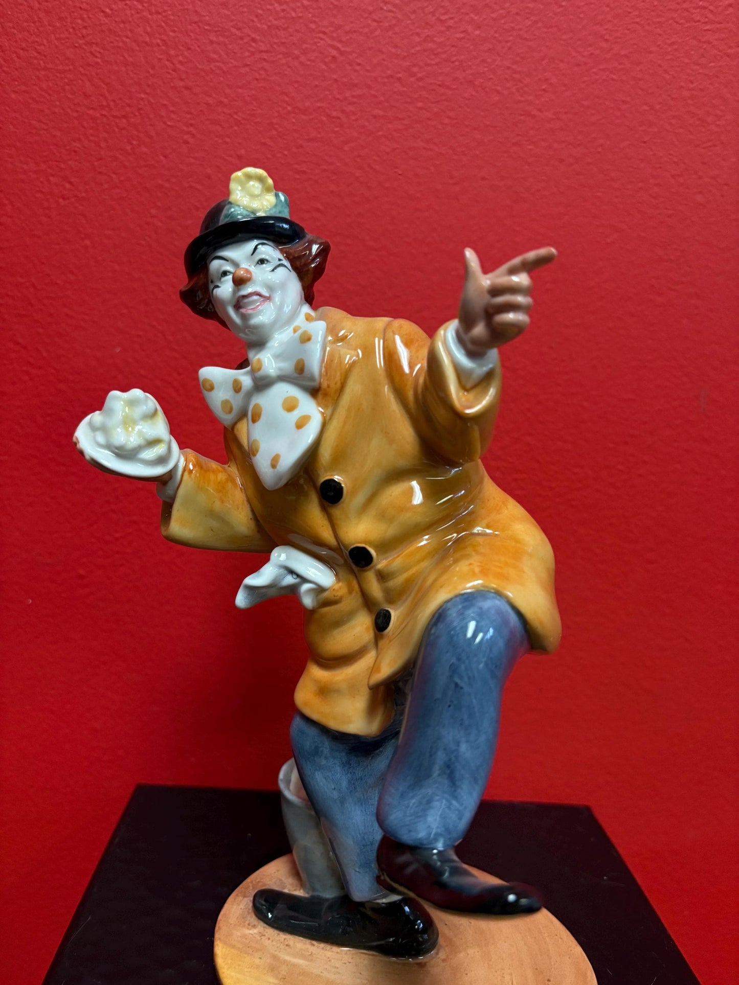 Lovely Royal Doulton the clown HN2890 - 1976 in perfect condition - 9 inches tall great value - B