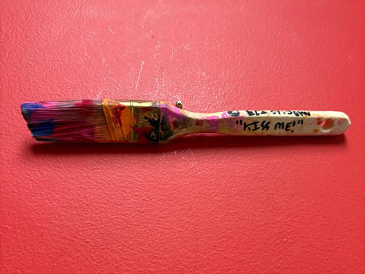 Very cool 11 inch long Vancouver Eli visually impaired artist Eli St. John kiss me paintbrush  wow