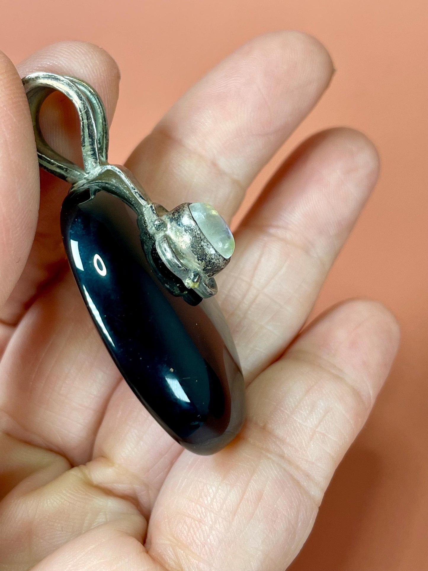 2 inch long glass pendant with opalescent accent lovely condition