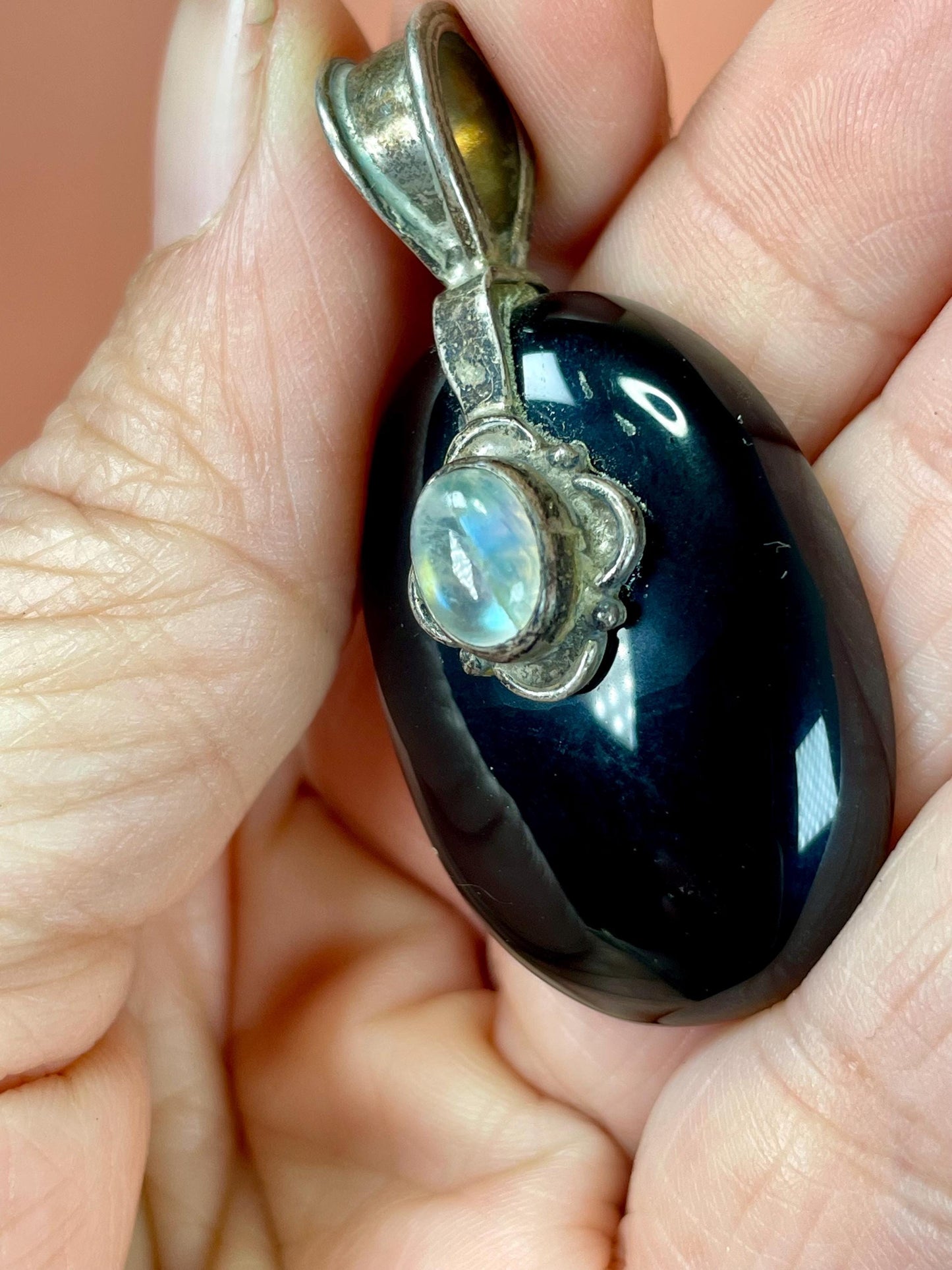 2 inch long glass pendant with opalescent accent lovely condition