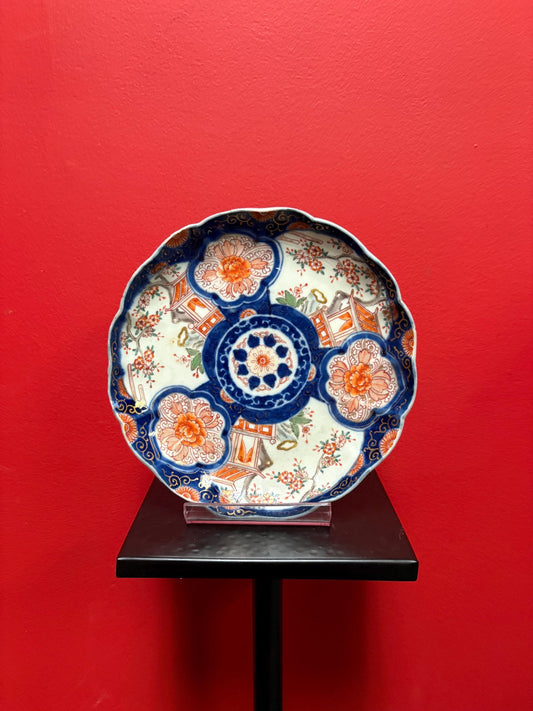 Beautiful Japanese imari antique 8 1/2 inch plate with scalloped edges  great condition great value