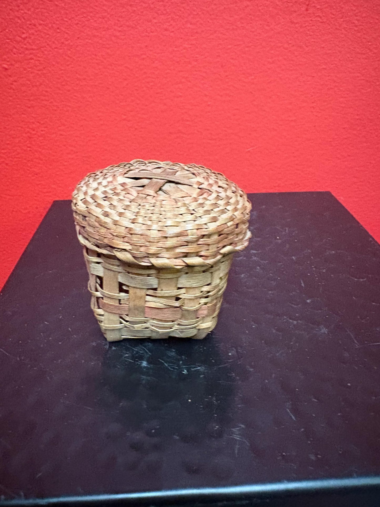 Beautiful eastern Canadian indigenous first Nations Cedar bark basket with lid  great antique condition and 2 inches high - Wonderful