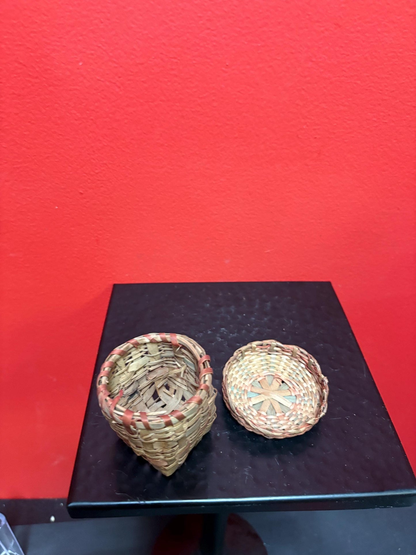 Beautiful eastern Canadian indigenous first Nations Cedar bark basket with lid  great antique condition and 2 inches high - Wonderful