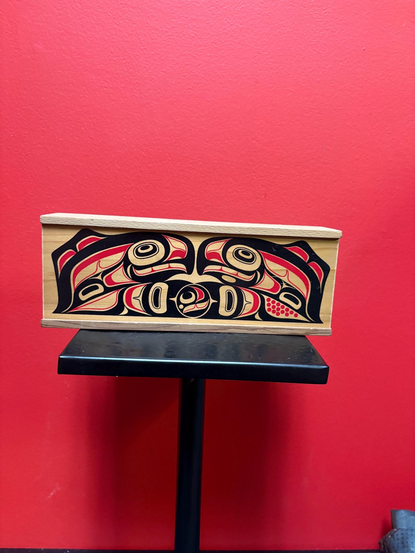 Beautiful 10 x 4 x 2“ deep indigenous first nations West Coast salmon painted box  good value