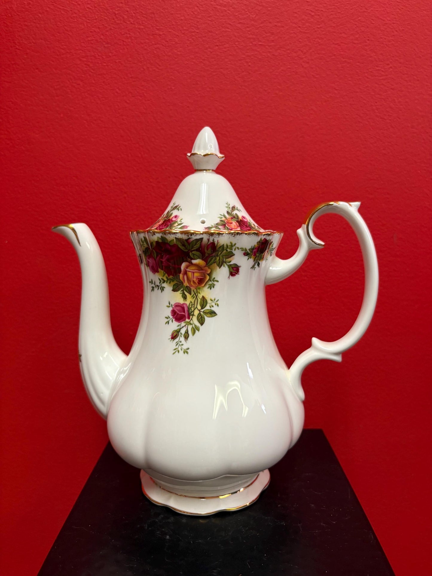 Beautiful Royal Albert old country Rose  10 x 8 wide  coffee pot in perfect  condition  wow