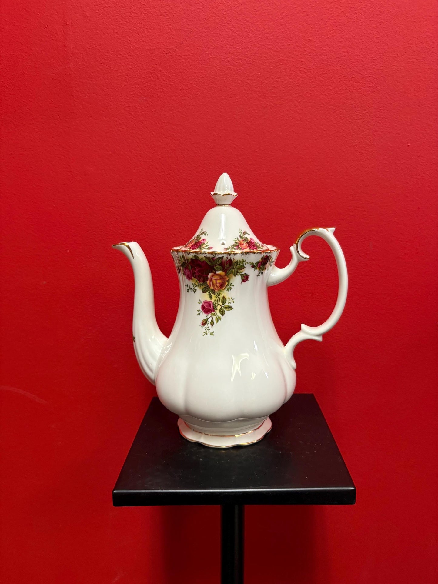 Beautiful Royal Albert old country Rose  10 x 8 wide  coffee pot in perfect  condition  wow