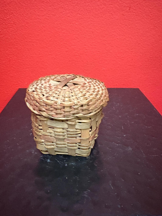 Beautiful eastern Canadian indigenous first Nations Cedar bark basket with lid  great antique condition and 2 inches high - Wonderful