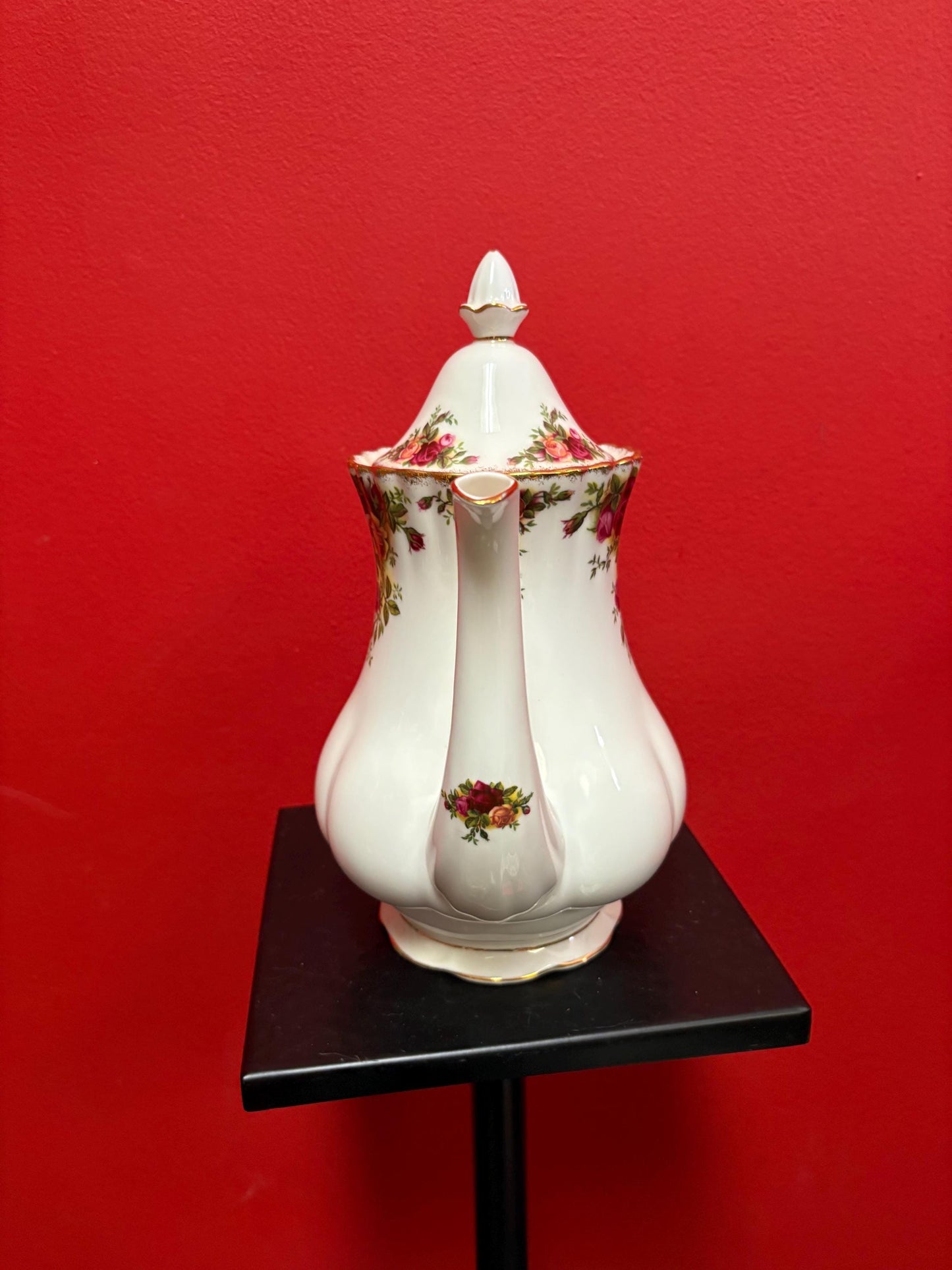 Beautiful Royal Albert old country Rose  10 x 8 wide  coffee pot in perfect  condition  wow