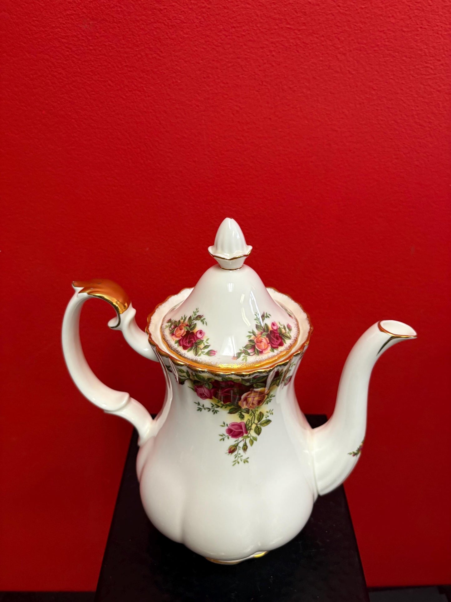 Beautiful Royal Albert old country Rose  10 x 8 wide  coffee pot in perfect  condition  wow