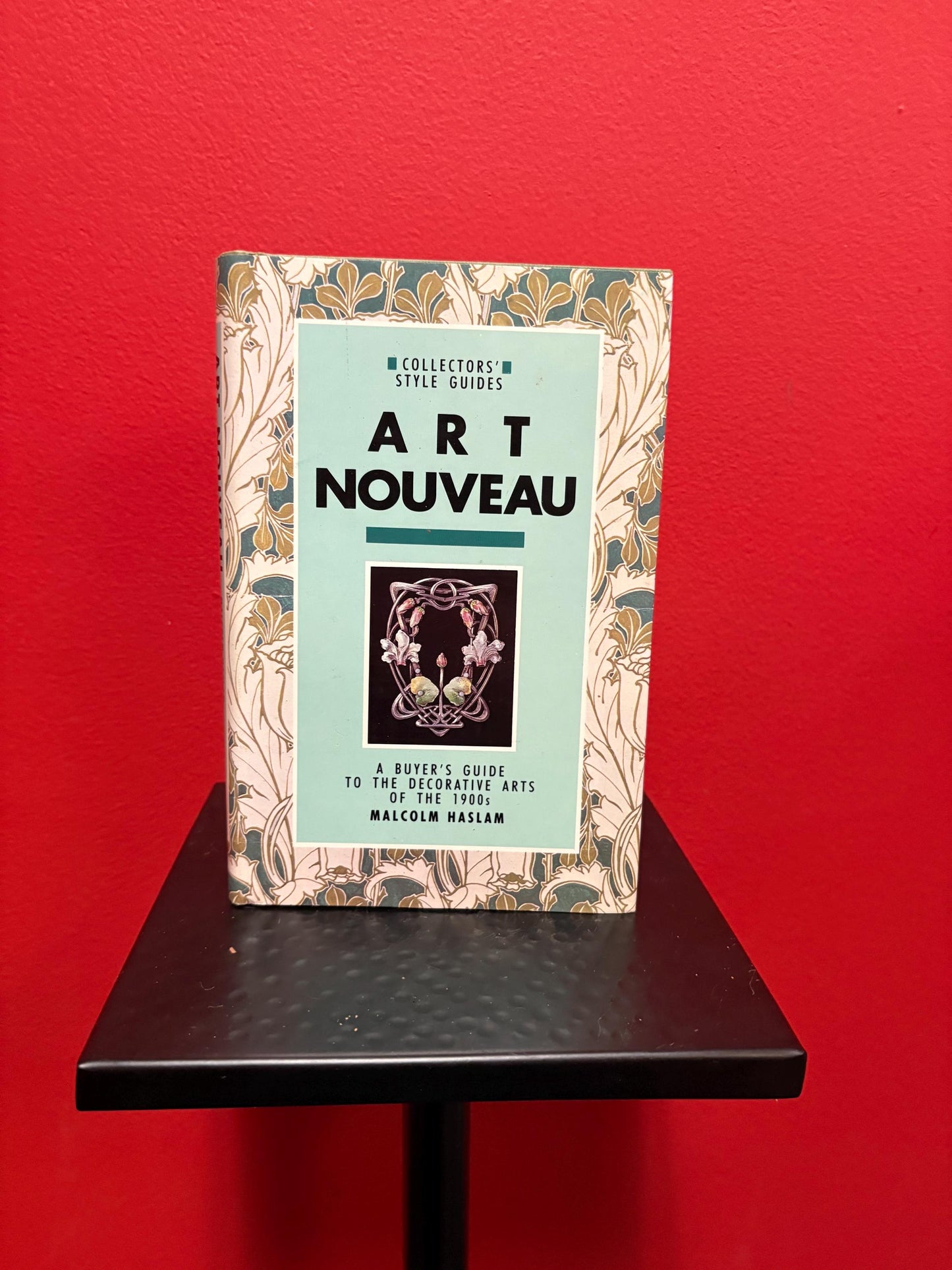 Lovely art nouveau buyers guide book  great reference- 1988 great value