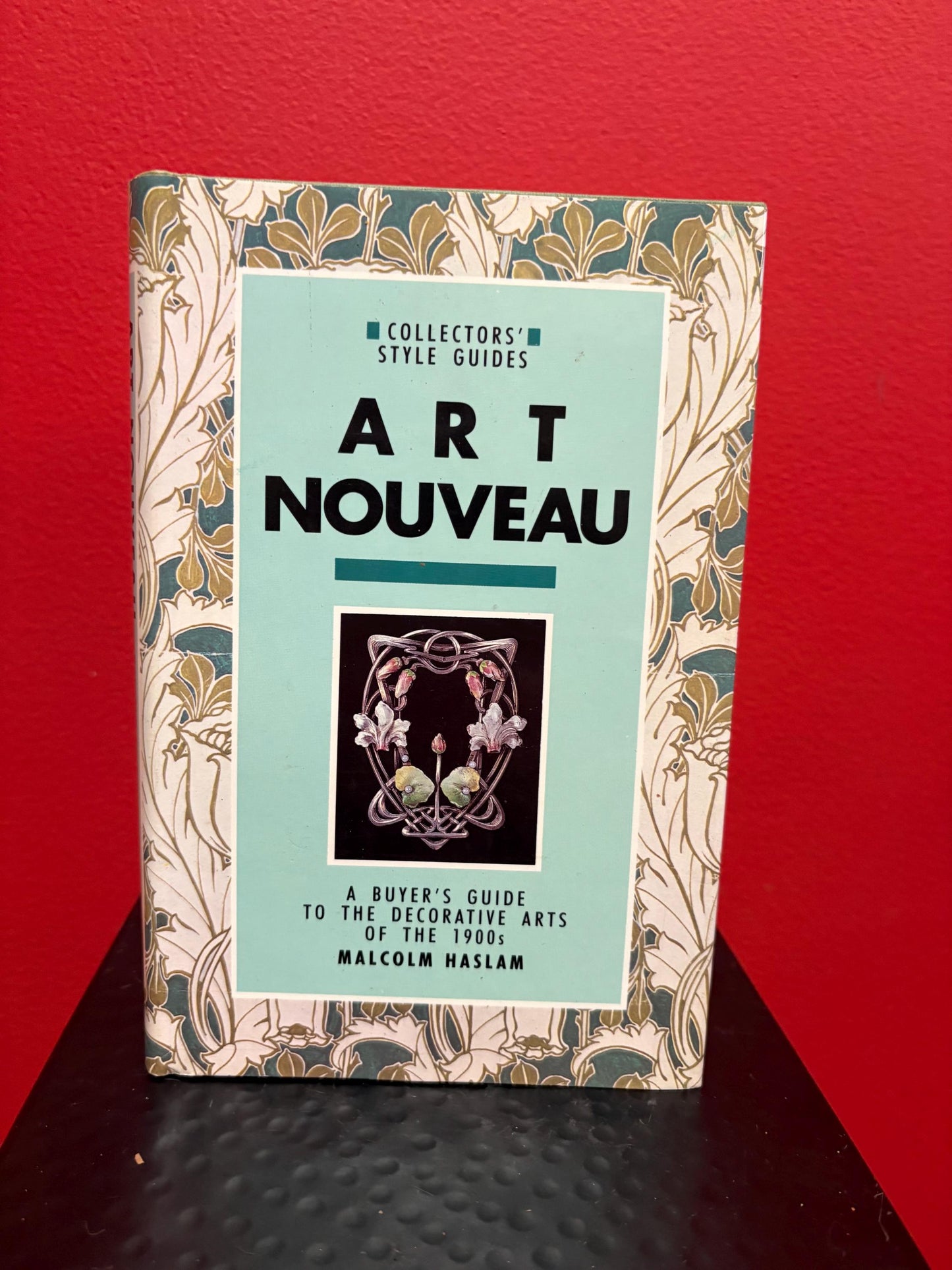 Lovely art nouveau buyers guide book  great reference- 1988 great value