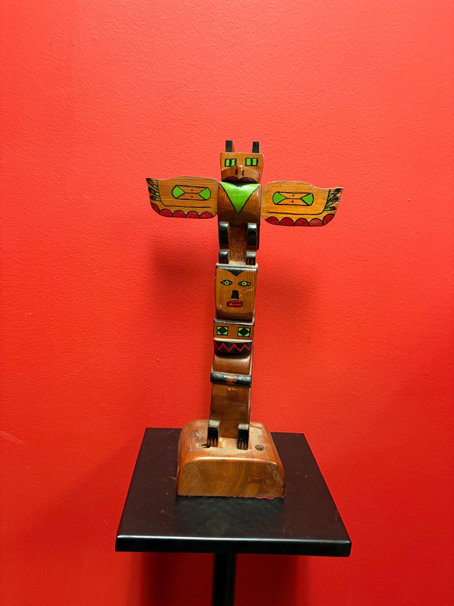 7 inch wide primitive FOLK ART indigenous first nations pacific West Coast unsigned totem pole  great colour - great value