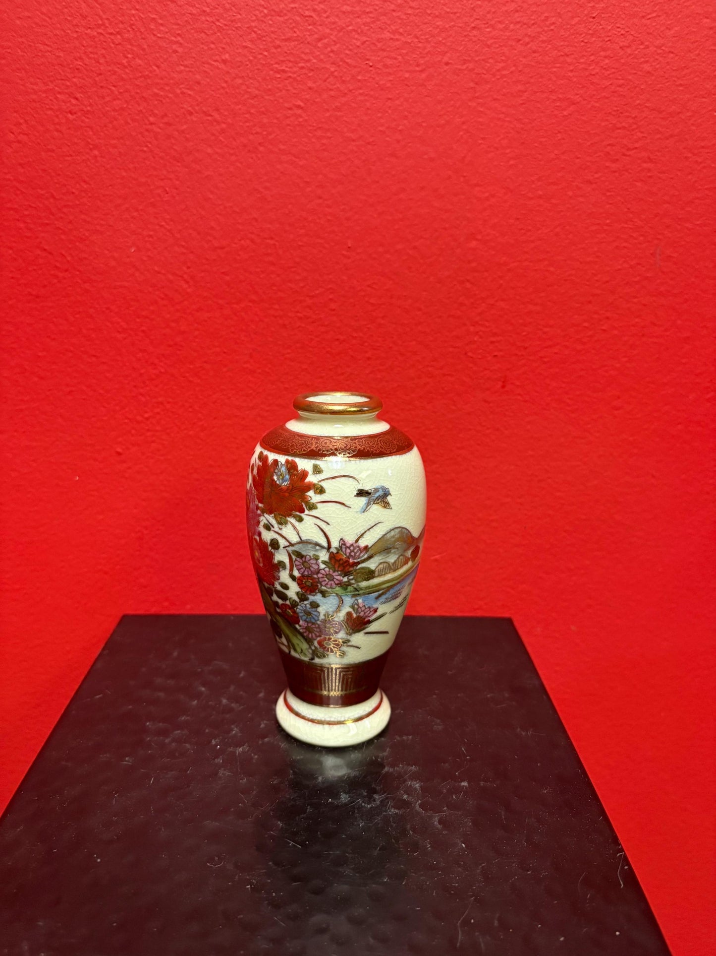 Beautiful Japanese 5 1/2 inch tall signed Satsuma vase in mint condition  great collectors piece or gift